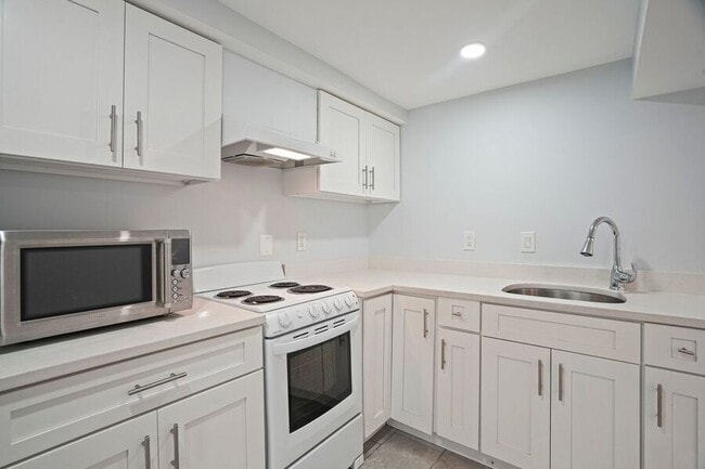 Building Photo - 2630 4th St NE