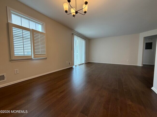 Building Photo - 606 Bay Ave