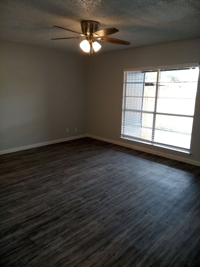 Building Photo - Modern 2-Bedroom Home in Heritage Neighbor...
