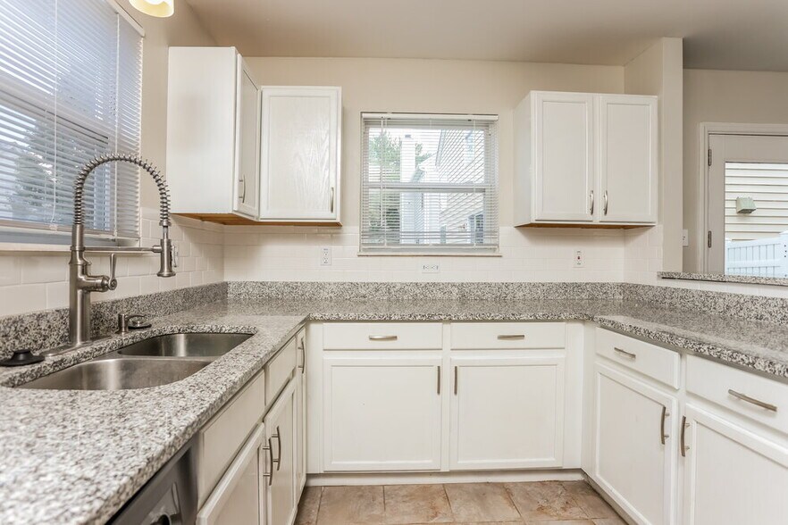 Building Photo - 1280 Garden Village Dr