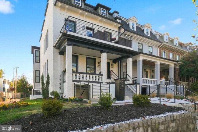 Building Photo - 616 Quebec Place NW