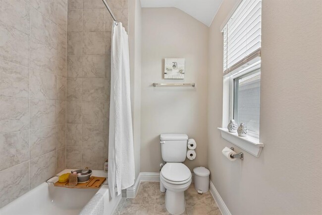 Building Photo - 117 Stone Cyn Dr