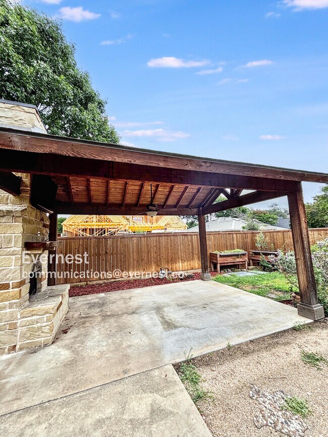 Building Photo - 1120 Stratford Dr
