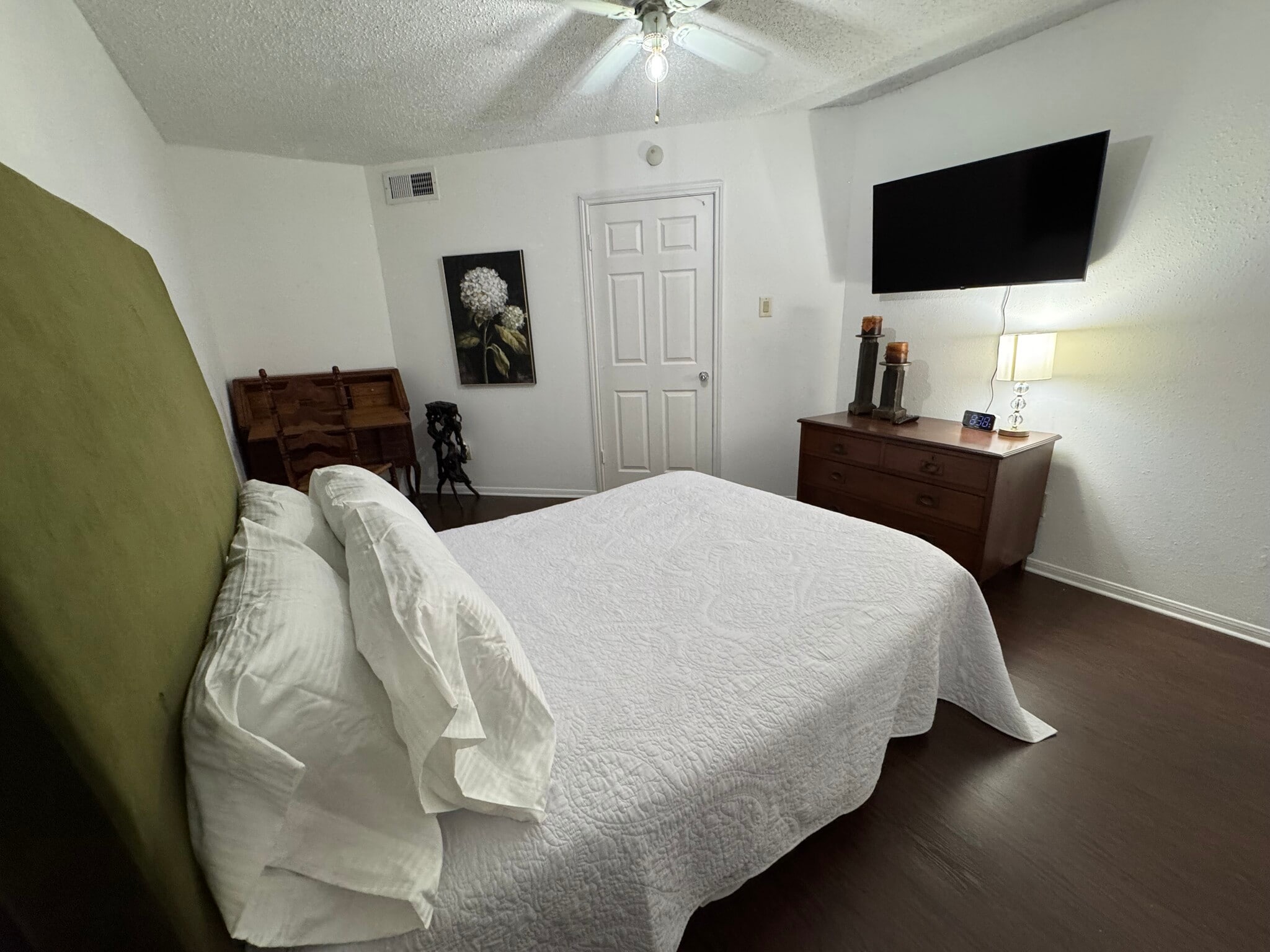 Guest bedroom - 2826 S Bartell Dr