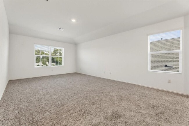 Building Photo - 913 Legends Ln