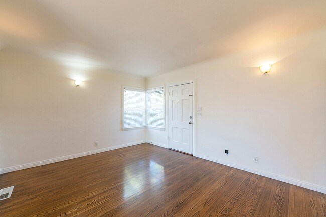 Building Photo - Super Cute 3bed 2 bath home with peek-a-boo ocean view South Redondo