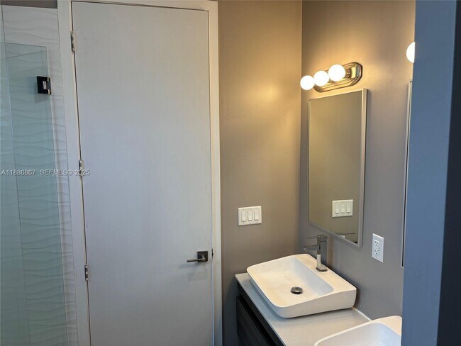 Building Photo - 630 NE 12th Ave