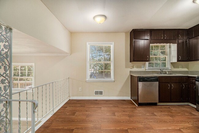 Building Photo - 4 Bedroom 2.5 Bath House