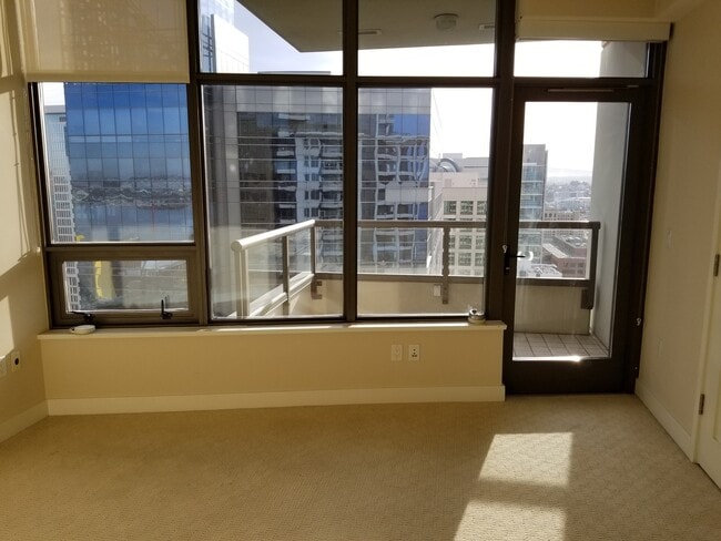 Building Photo - Electra! Spectacular Water and City views ...