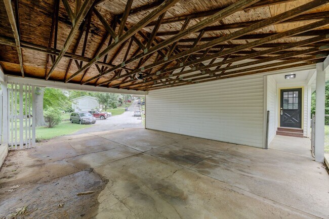 Building Photo - Beautiful renovated three bedroom house