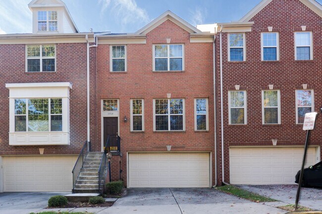 Building Photo - Stunning Centreville Townhome With Excellent Commuter Access