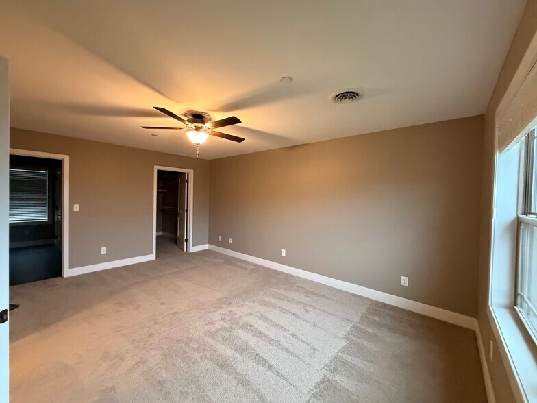 Building Photo - 746 Golden Spring Dr