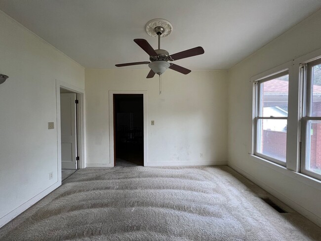 Building Photo - 3 BD, 1 BA Charming Brick Home!