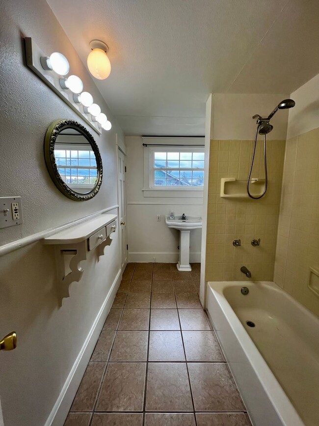 Building Photo - Non refundable and security deposit total:...