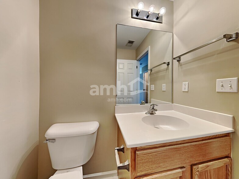 Building Photo - 9001 Greenbriar Dr