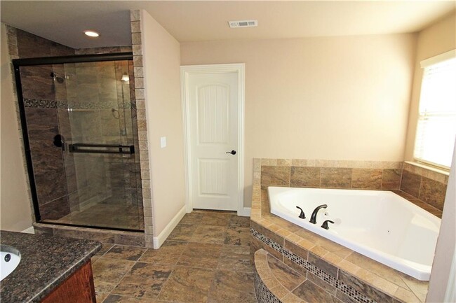 Building Photo - 3108 SW Oakleigh Rd