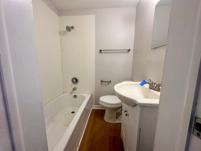 Building Photo - 325 N Gladstone Ave