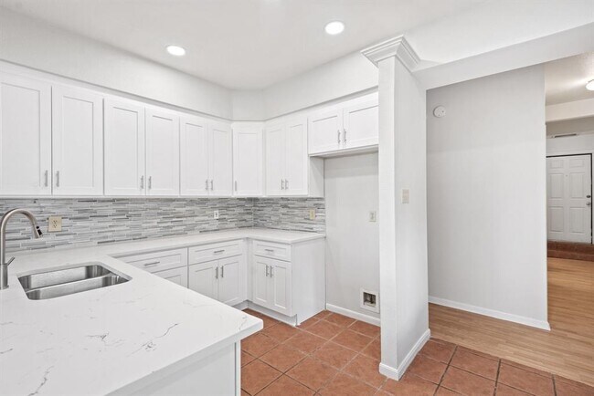 Building Photo - 307 Cuernavaca Dr N