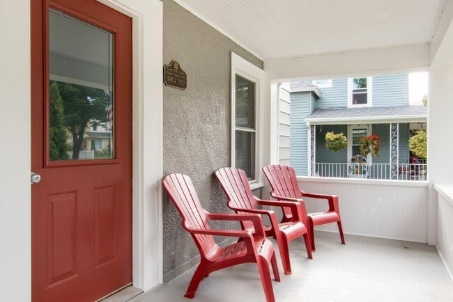 Building Photo - 1300 Dodge St