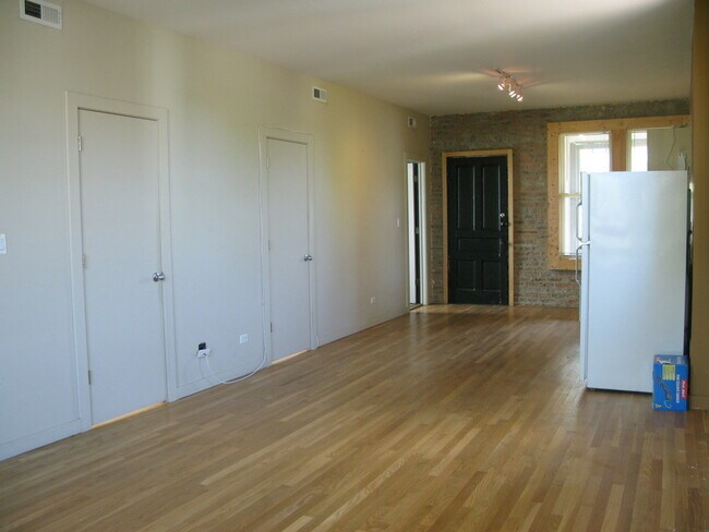 Building Photo - 3213 S Lituanica Ave