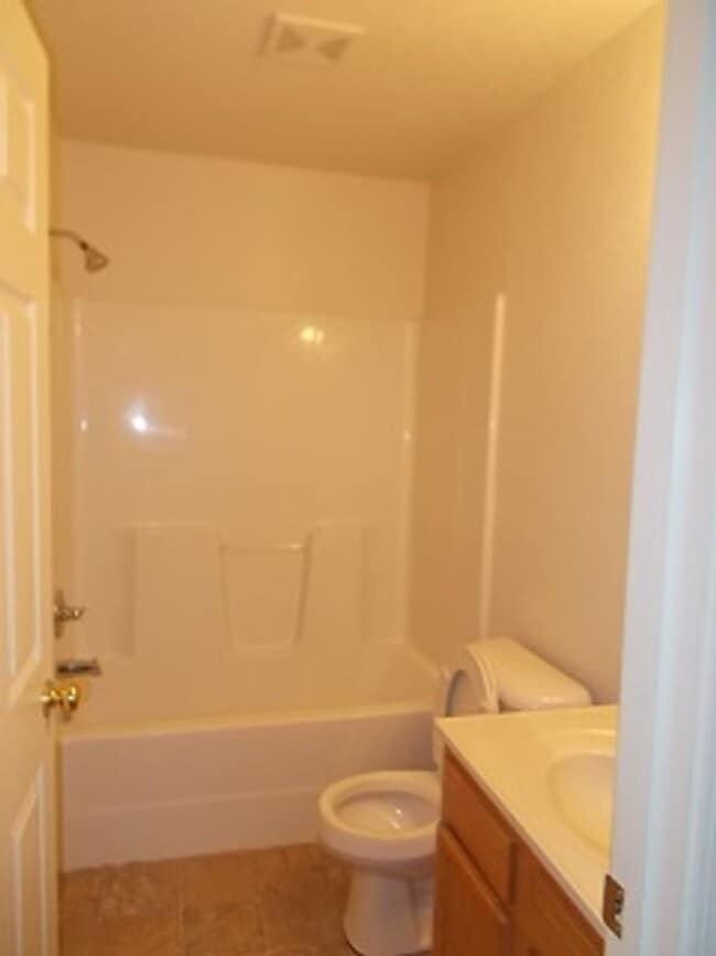 Building Photo - Cozy 2 Bedroom,  2 Bathroom Duplex!