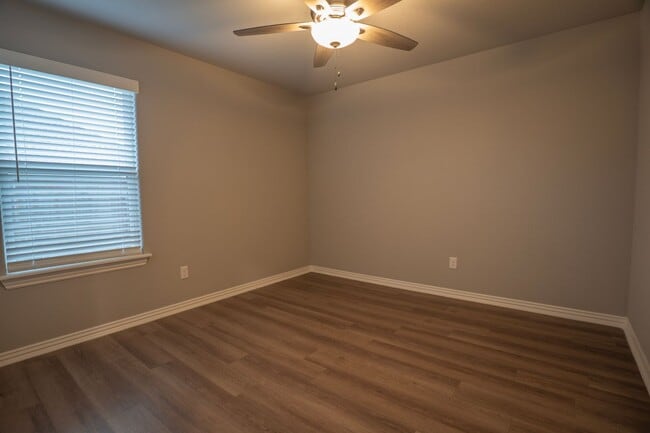 Building Photo - Beautiful 3 Bedroom 2 Bath Duplex!