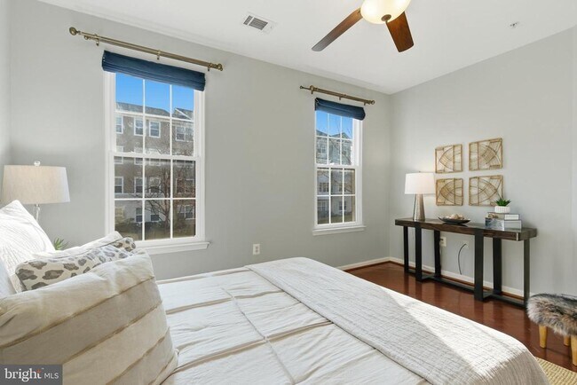 Building Photo - 2465 Army Navy Dr