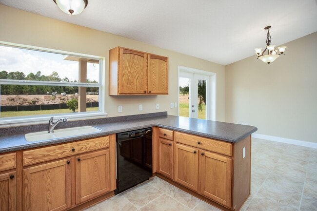 Building Photo - Leesburg 3/2 with Split Bedroom and Covere...