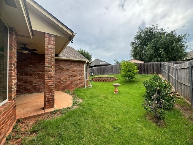 Building Photo - 3 Bed 2 Bath in Edmond!