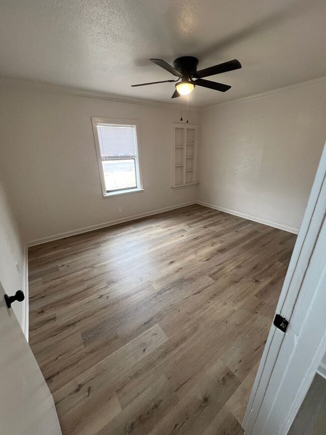 Building Photo - 4-bedroom, 1.5-bathroom rent house located...