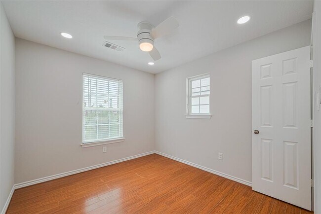Building Photo - 1105 Panama St
