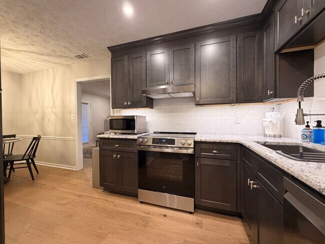 Building Photo - 174 Talmadge Dr