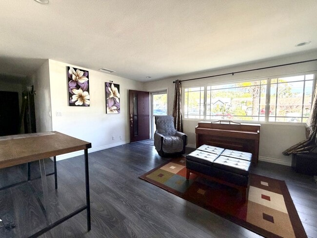 Building Photo - Charming 3 bedroom 2 bathroom house in Ventura!