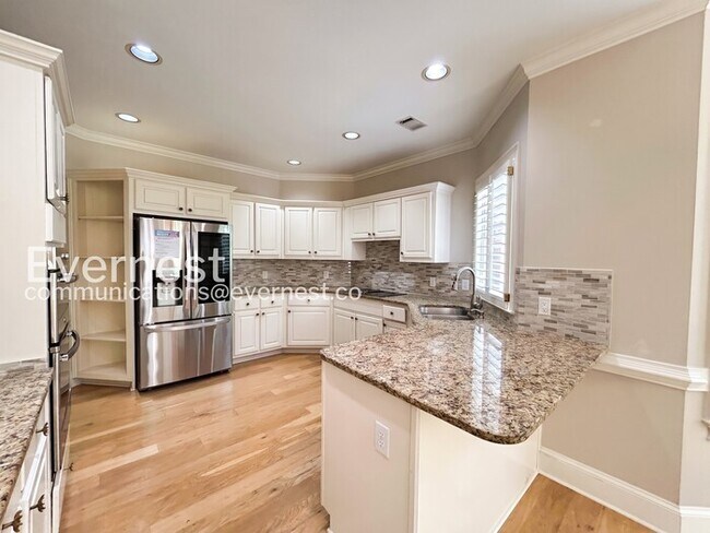 Building Photo - 5 Bed/3.5 Bath Home with Garage /Available Now!