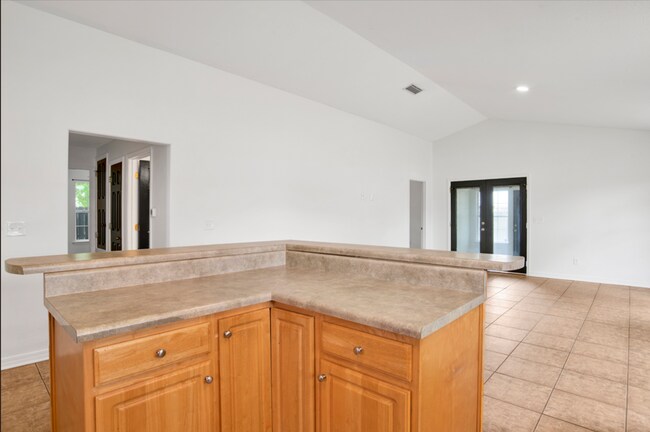 Building Photo - 3 Bedroom Scenic Heights Home