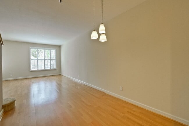 Building Photo - Downtown Mountain View l Stylish Home