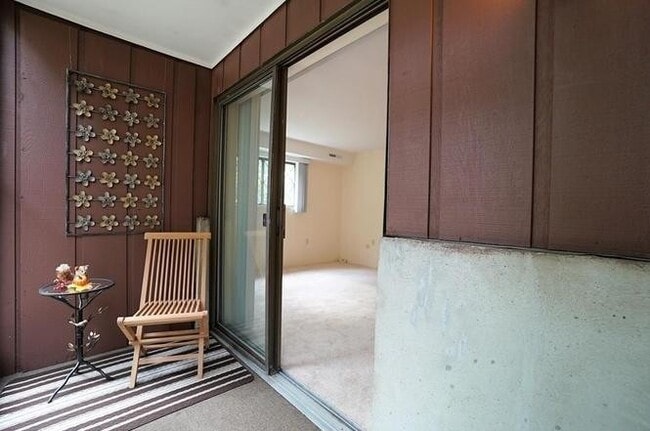 Building Photo - Spacious Condo with Parking, Heat/Hot Wate...