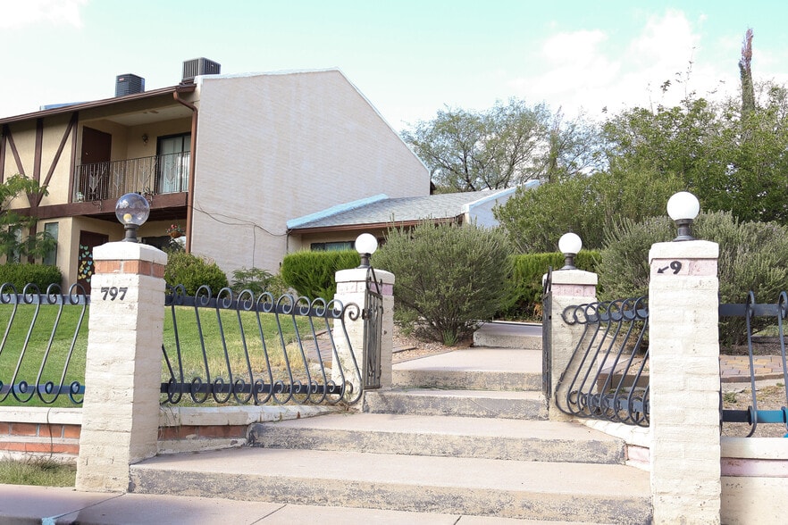 Building Photo - 793 W Mesa Verde Dr