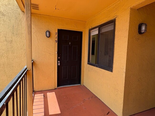 Building Photo - **Coming Soon** 1/1 Condo for Rent in Fort Myers
