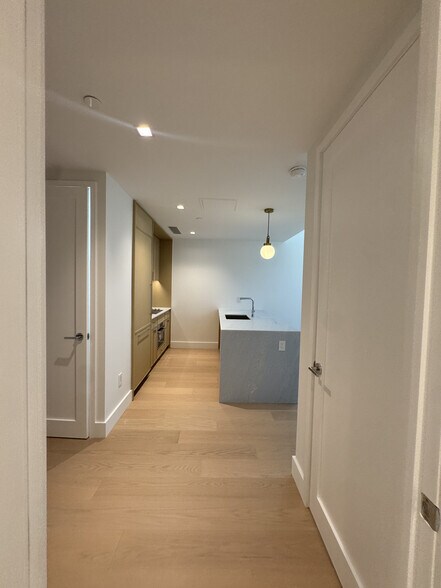 Building Photo - 2401 Queens Plz N