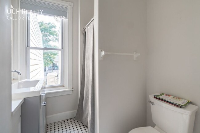 Building Photo - Gorgeous Large Manayunk Home with Parking