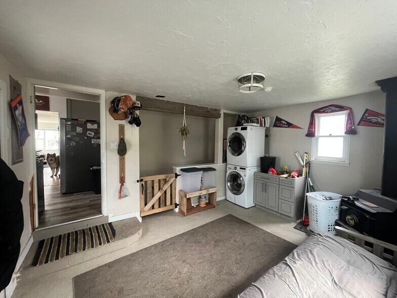 shared laundry room/entrance to basement - 506 S 8th St