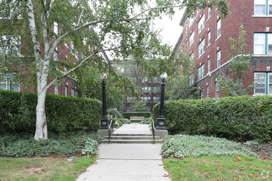 Courtyard and Building - Windsor Apartments