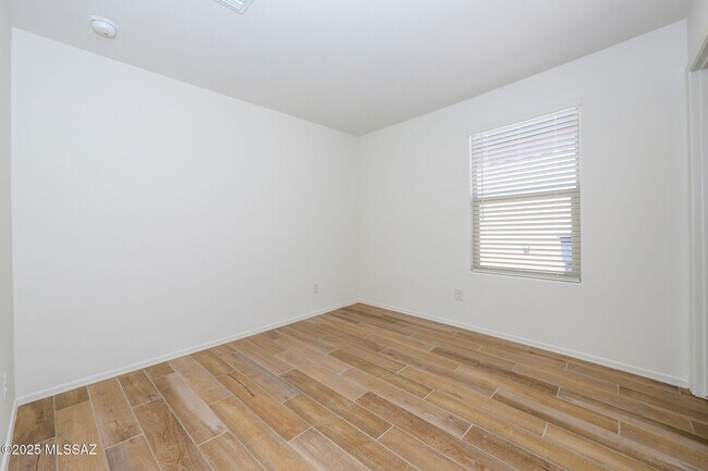 Building Photo - 9122 E Red Blf Ct