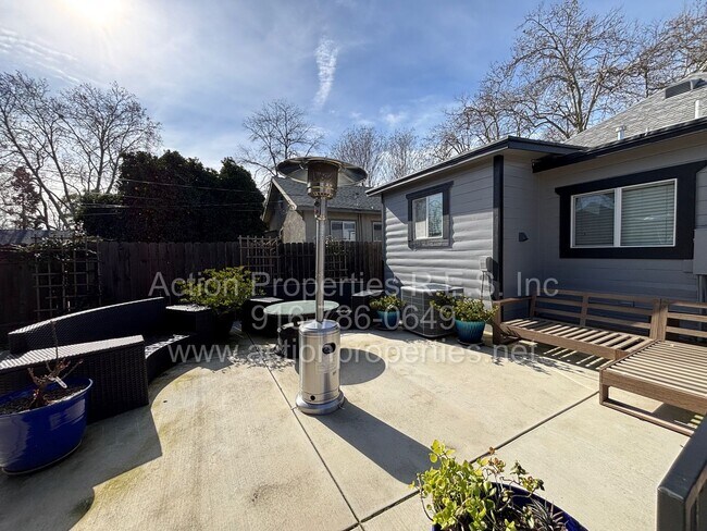 Building Photo - Downtown Roseville - 2 Bed, 1 Bath - Single Level Bungalow - Landscaping Included - Utilities Inc...