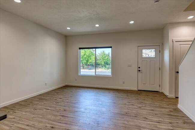 Building Photo - E. 7th Duplex