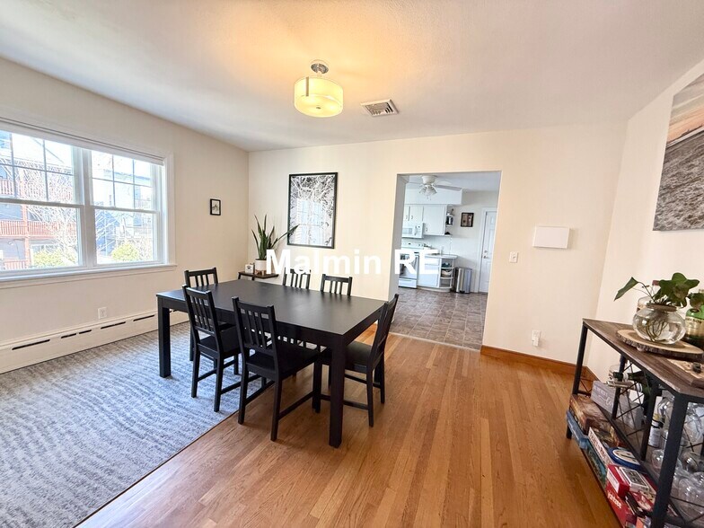 Building Photo - 920 E 4th St