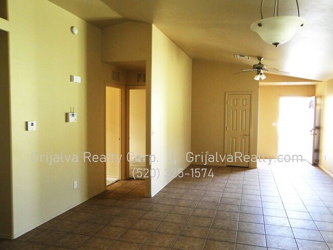 Building Photo - Spacious 4 BR House w/Garage  (36th St/Cam...