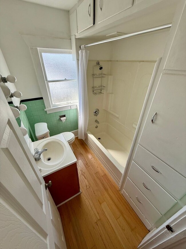 Building Photo - Charming 2-Bedroom, 1-Bathroom House for R...