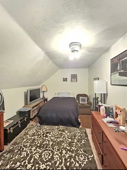 Bedroom - 81 Morton St